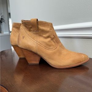 NEW Women's FRYE Booties Tan Size 9.